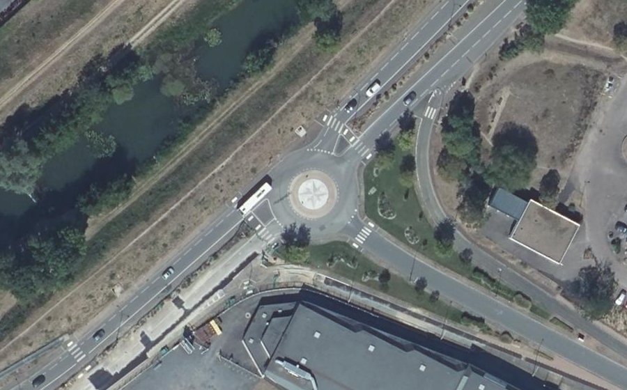 Vue aérienne du Rond-point anonyme n°31315386