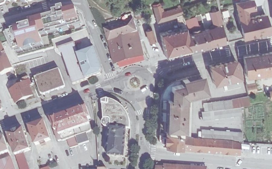 Vue aérienne du Rond-point anonyme n°31317626