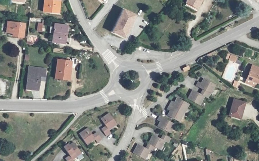 Vue aérienne du Rond-point anonyme n°31320344