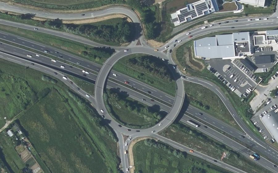 Vue aérienne du Rond-point anonyme n°31328464
