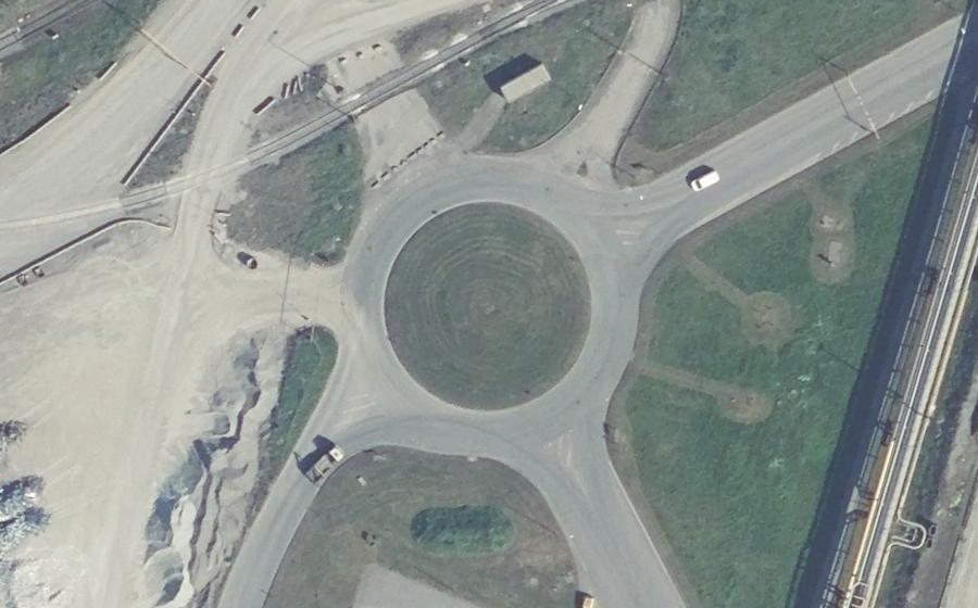 Vue aérienne du Rond-point anonyme n°313290423