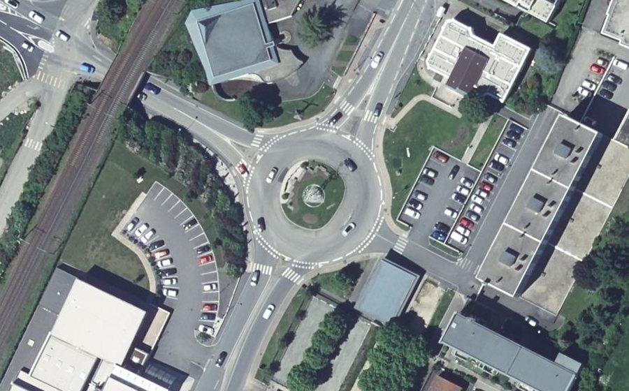 Vue aérienne du Rond-point anonyme n°313353093