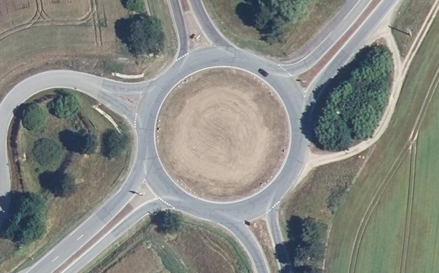 Vue aérienne du Rond-point anonyme n°31345281