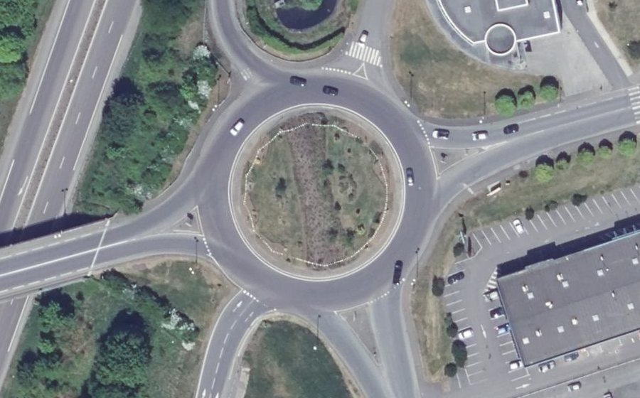 Vue aérienne du Rond-point anonyme n°31348873