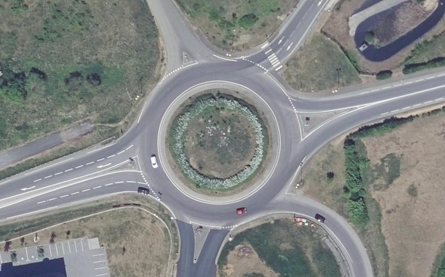 Vue aérienne du Rond-point anonyme n°31348880