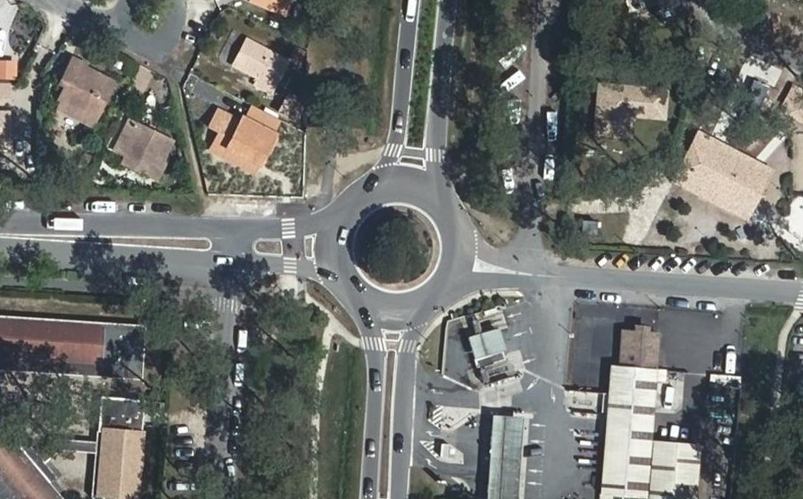 Vue aérienne du Rond-point anonyme n°313489322