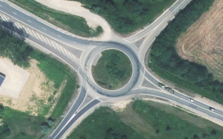 Vue aérienne du Rond-point anonyme n°31349643