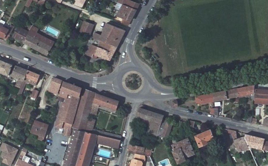 Vue aérienne du Rond-point anonyme n°31350093