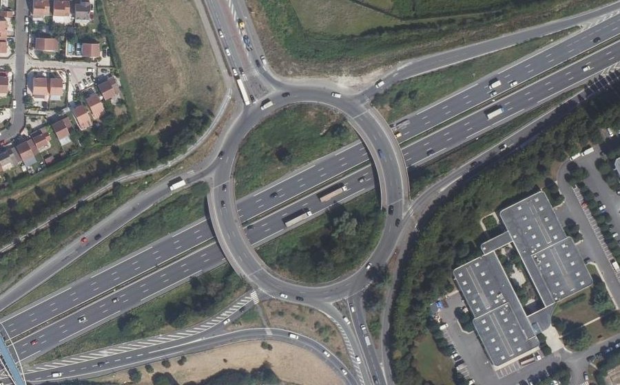 Vue aérienne du Rond-point anonyme n°31353359