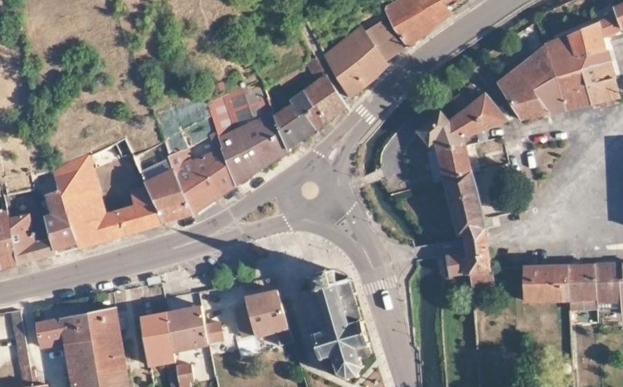 Vue aérienne du Rond-point anonyme n°313535964