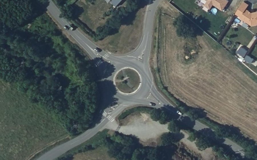 Vue aérienne du Rond-point anonyme n°313537584