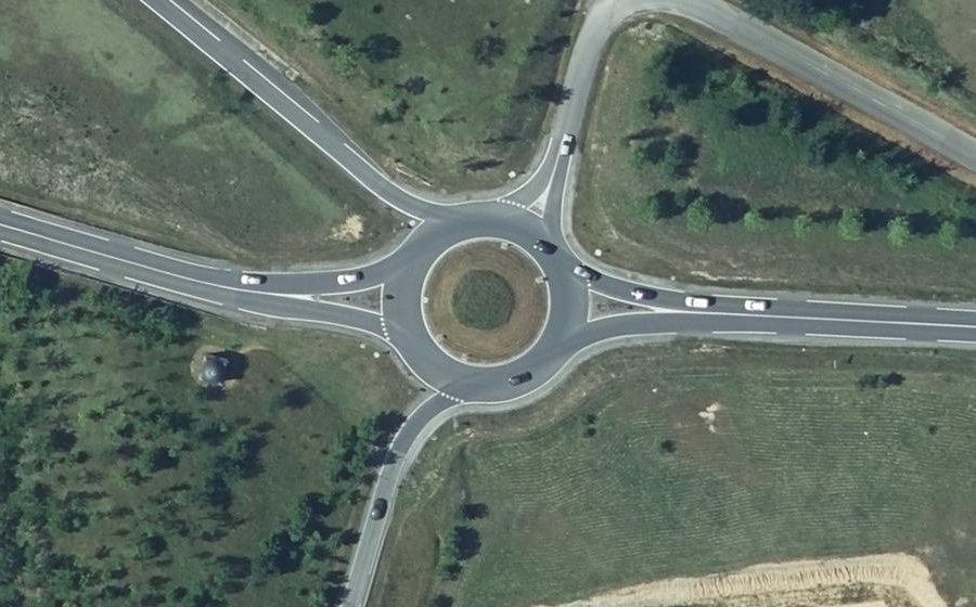 Vue aérienne du Rond-point anonyme n°31354255
