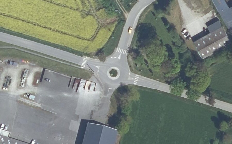 Vue aérienne du Rond-point anonyme n°313544232