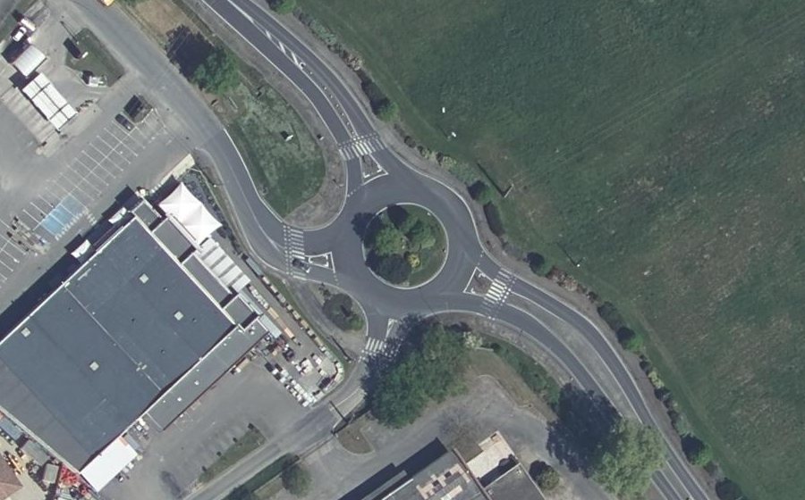 Vue aérienne du Rond-point anonyme n°31357764