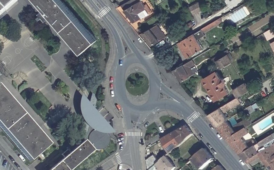 Vue aérienne du Rond-point anonyme n°31357768