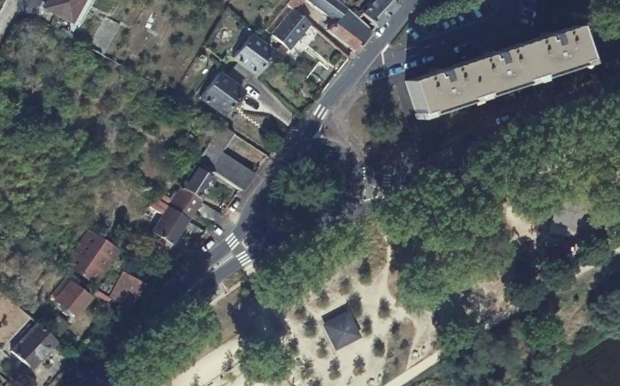 Vue aérienne du Rond-point anonyme n°31364521
