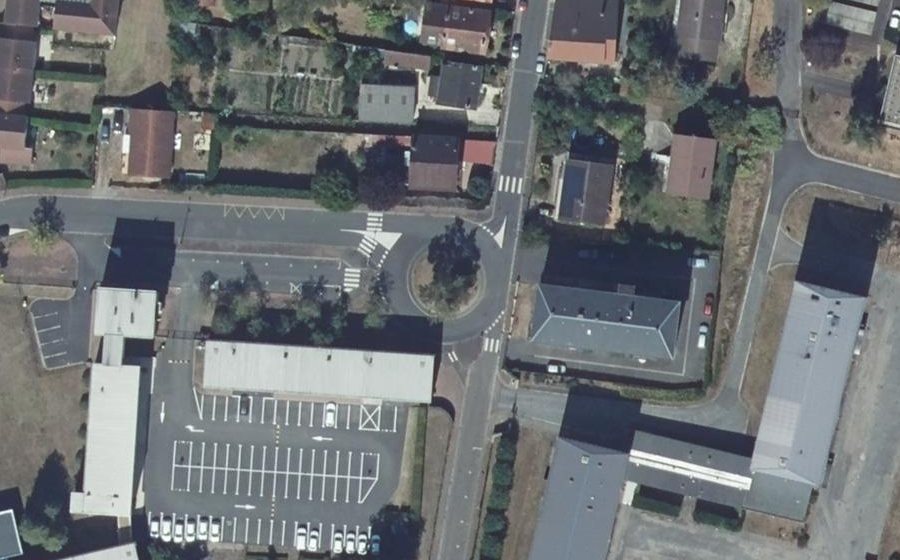 Vue aérienne du Rond-point anonyme n°31364610
