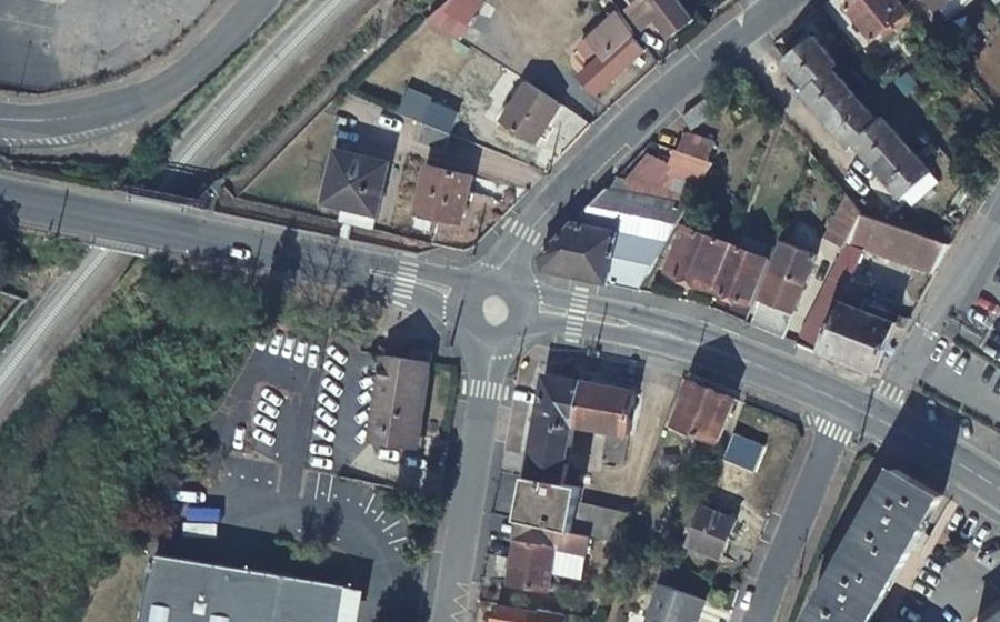 Vue aérienne du Rond-point anonyme n°31369309