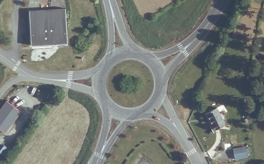 Vue aérienne du Rond-point anonyme n°313762384