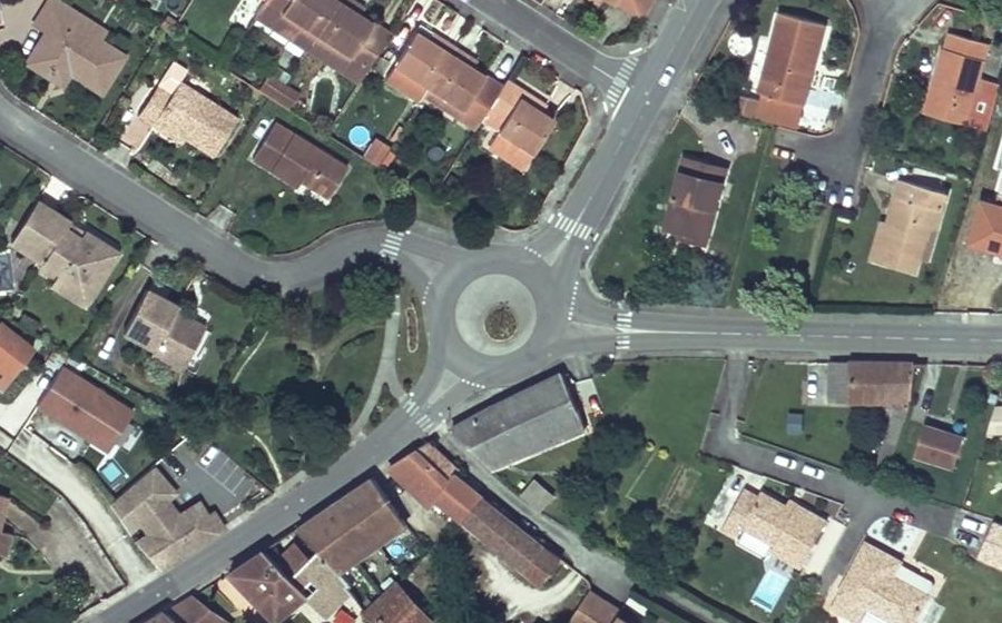Vue aérienne du Rond-point anonyme n°31377318