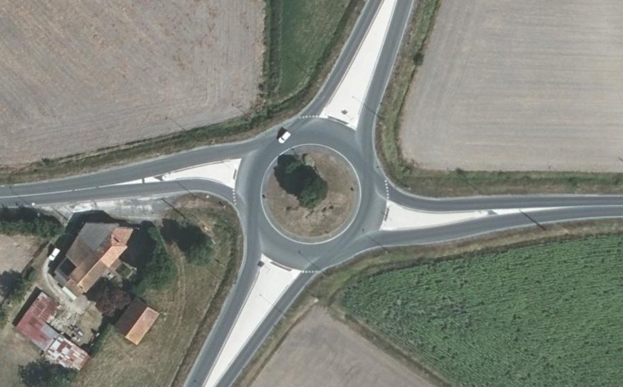 Vue aérienne du Rond-point anonyme n°313793028