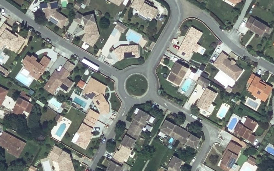 Vue aérienne du Rond-point anonyme n°31379988