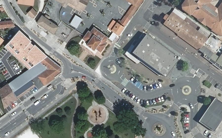 Vue aérienne du Rond-point anonyme n°313835098