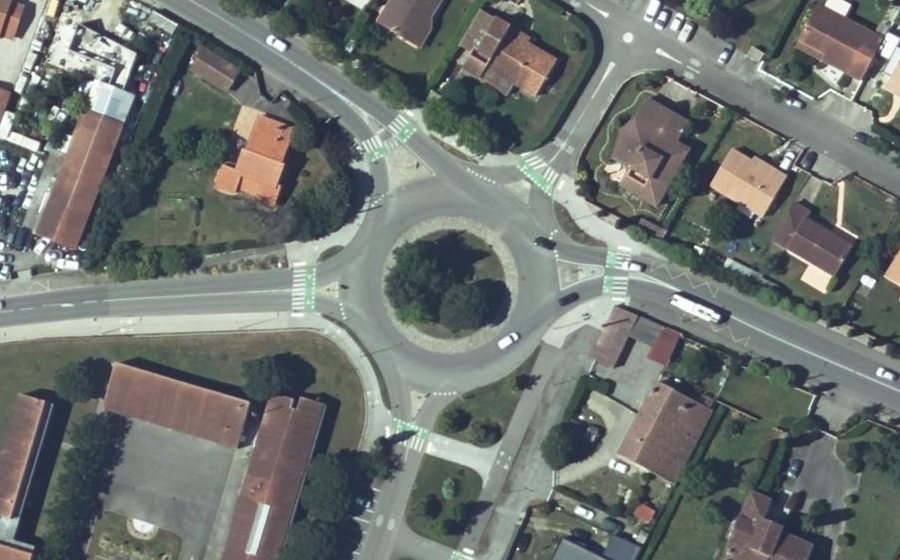 Vue aérienne du Rond-point anonyme n°31384790