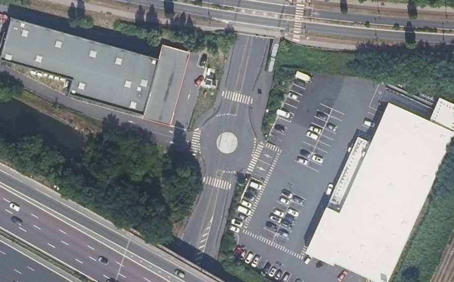Vue aérienne du Rond-point anonyme n°313928014