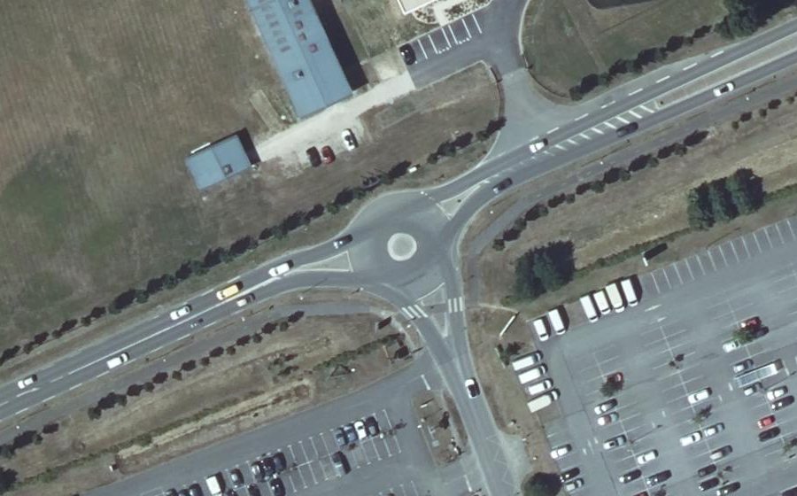 Vue aérienne du Rond-point anonyme n°313950319
