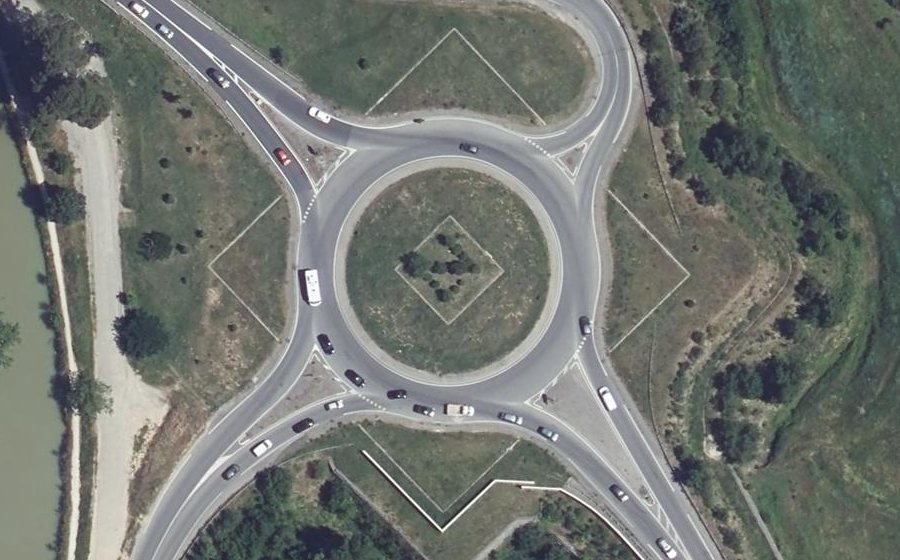Vue aérienne du Rond-point anonyme n°31398409