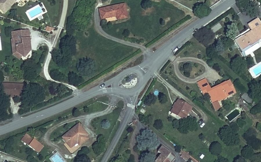 Vue aérienne du Rond-point anonyme n°313985311