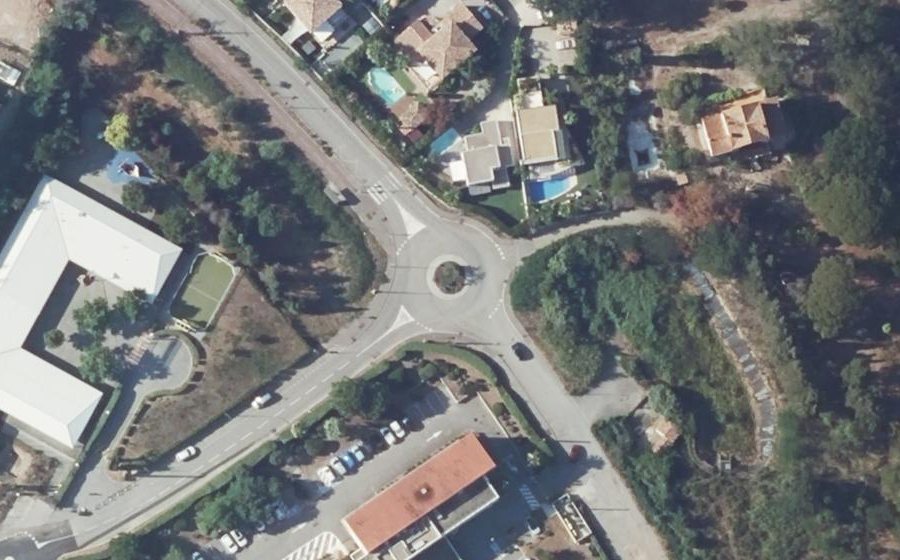 Vue aérienne du Rond-point anonyme n°313996259