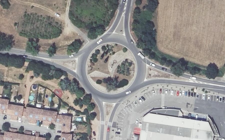 Vue aérienne du Rond-point anonyme n°31406338