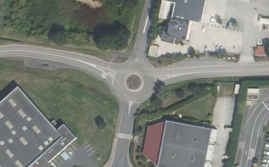 Vue aérienne du Rond-point anonyme n°31406669