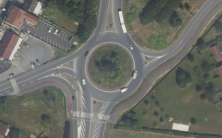Vue aérienne du Rond-point anonyme n°31409374