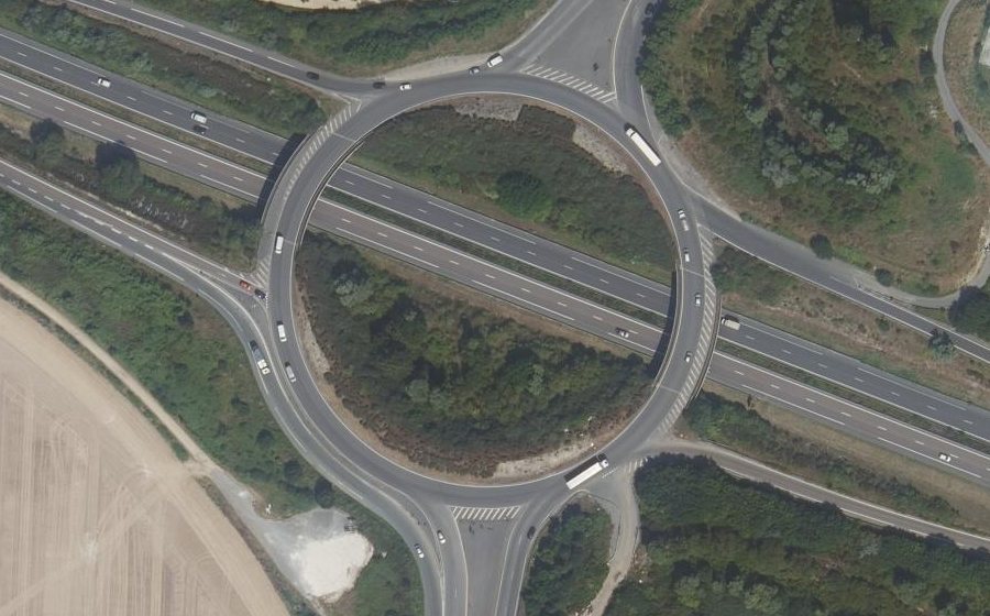 Vue aérienne du Rond-point anonyme n°31409560