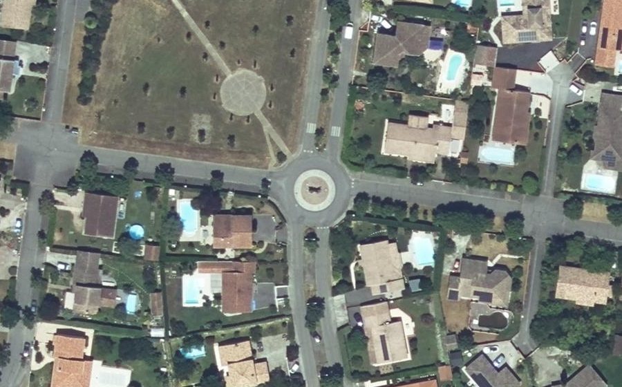 Vue aérienne du Rond-point anonyme n°31410720