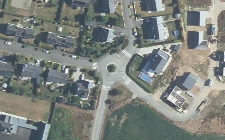 Vue aérienne du Rond-point anonyme n°314137459
