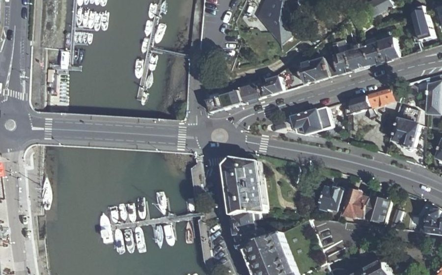 Vue aérienne du Rond-point anonyme n°314226598