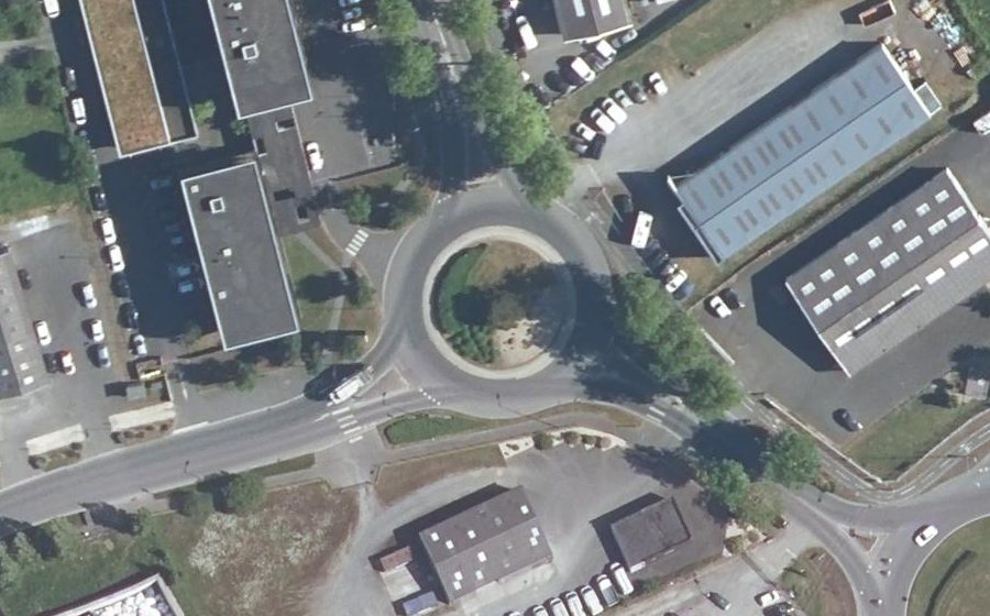 Vue aérienne du Rond-point anonyme n°31429447