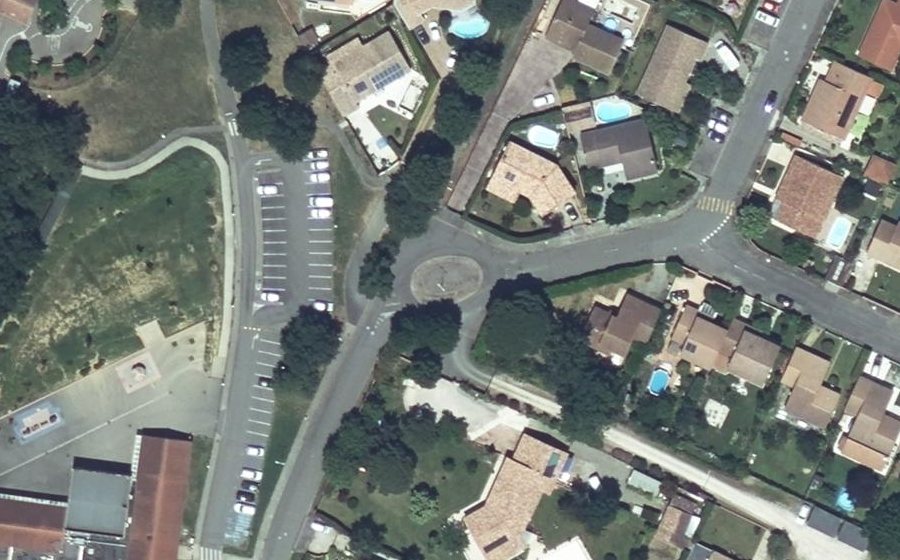 Vue aérienne du Rond-point anonyme n°31429793