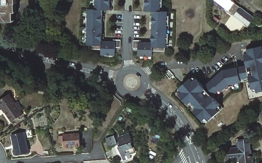Vue aérienne du Rond-point anonyme n°31430868