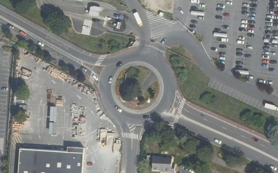 Vue aérienne du Rond-point anonyme n°31432057