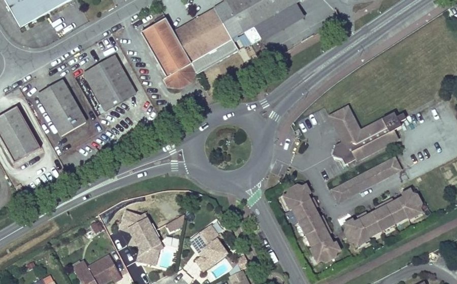 Vue aérienne du Rond-point anonyme n°31433668