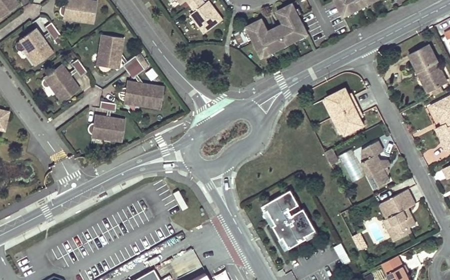 Vue aérienne du Rond-point anonyme n°31435288