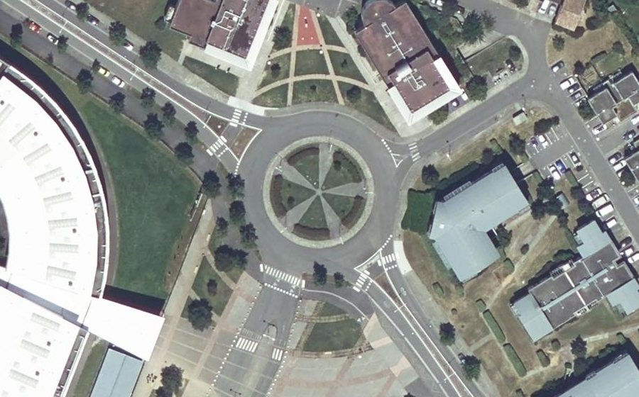 Vue aérienne du Rond-point anonyme n°31435299
