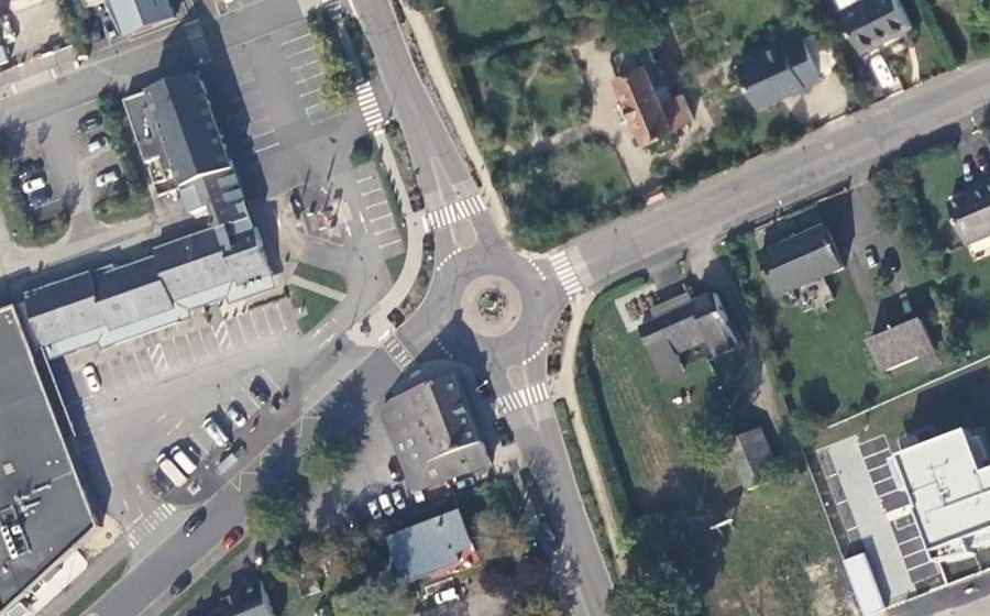 Vue aérienne du Rond-point anonyme n°31449073