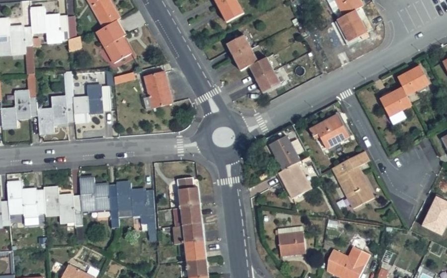 Vue aérienne du Rond-point anonyme n°31453460