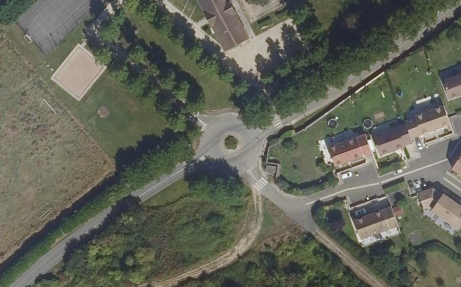 Vue aérienne du Rond-point anonyme n°314557580